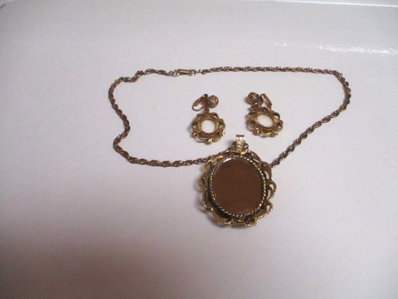 Vintage 70s Pendant Necklace and Earring Set Yell… - image 4