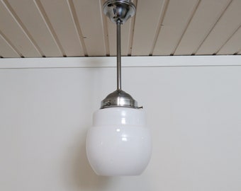 Art Deco hanglamp van wit glas - Franse witte open bol lampenkap met metalen armatuur - Europese vintage verlichting uit de jaren 1930