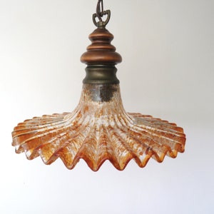 Lampada a sospensione vintage in vetro di Murano Paralume in vetro ambrato trasparente spesso con struttura in legno di ottone Illuminazione vintage europea immagine 5
