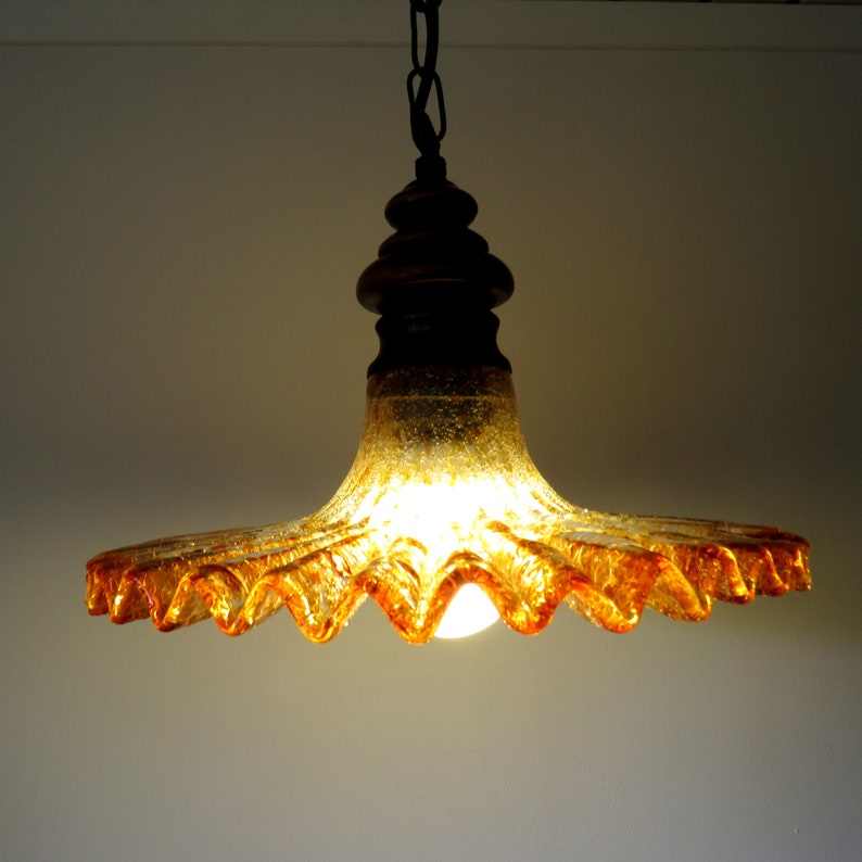 Lampada a sospensione vintage in vetro di Murano Paralume in vetro ambrato trasparente spesso con struttura in legno di ottone Illuminazione vintage europea immagine 6