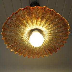 Lampada a sospensione vintage in vetro di Murano Paralume in vetro ambrato trasparente spesso con struttura in legno di ottone Illuminazione vintage europea immagine 8