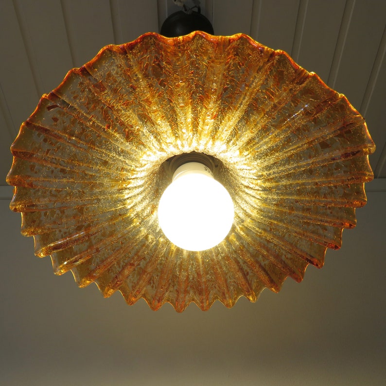 Lampada a sospensione vintage in vetro di Murano Paralume in vetro ambrato trasparente spesso con struttura in legno di ottone Illuminazione vintage europea immagine 8