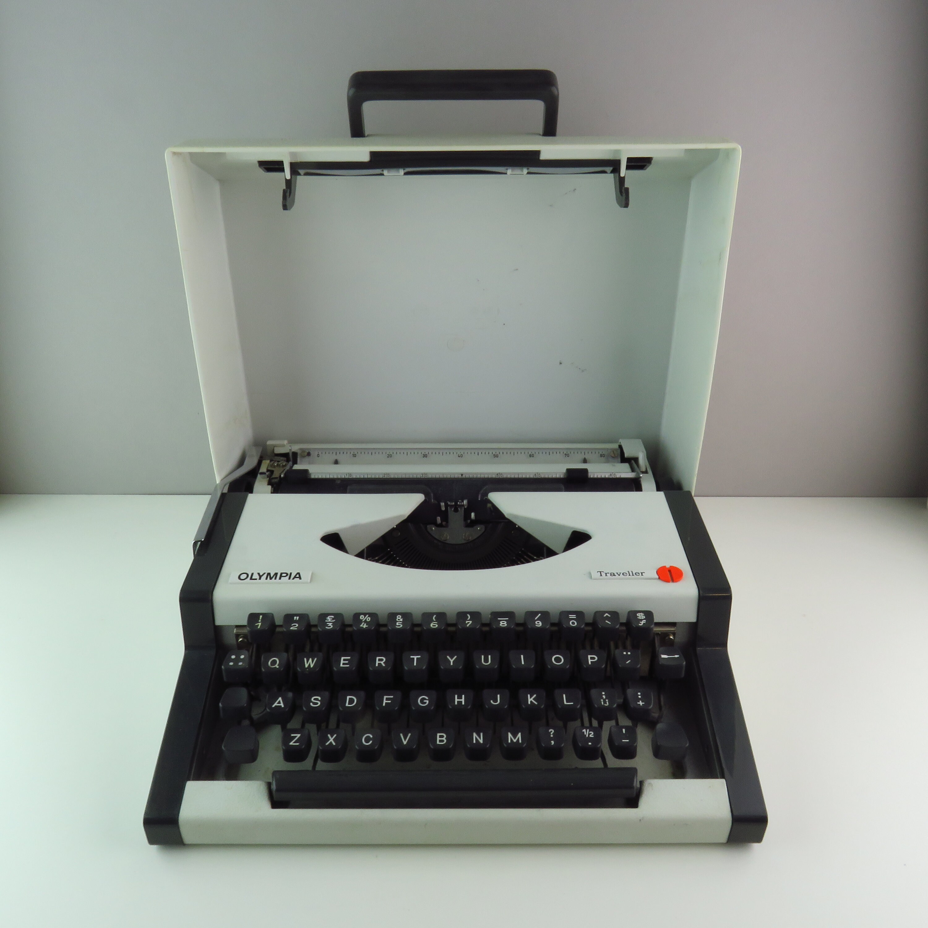 Machine à écrire Mercedes Selekta - Ma valise en carton