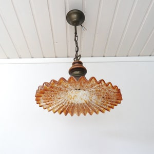 Lampada a sospensione vintage in vetro di Murano Paralume in vetro ambrato trasparente spesso con struttura in legno di ottone Illuminazione vintage europea immagine 3