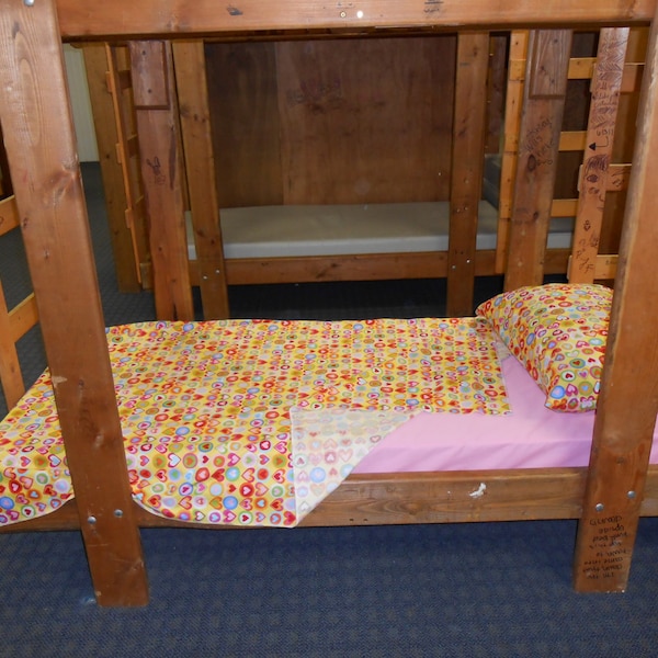 Won't Pop-Off Sheet for Bunk Bed, Top Sheet won't fall to the floor, Won't Pop Off no matter how wiggly kids are! made by POCKETS