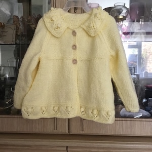 Hand gestrickt / gemacht.  Schätzchen. Zitrone. Lochmuster. Jacke/Strickjacke. Alter. 1/2Jahre
