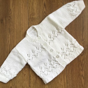 Handgestrickt. Baby Mädchen. Weiße, mit Spitze gemusterte Strickjacke. 3/6Monate