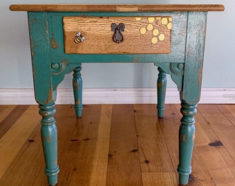 Ferme, table d’extrémité, avec des accents de nid d’abeille et d’abeille, Français champêtre, table d’appoint, meubles peints à la main, shabby chic, petite, table d’appoint