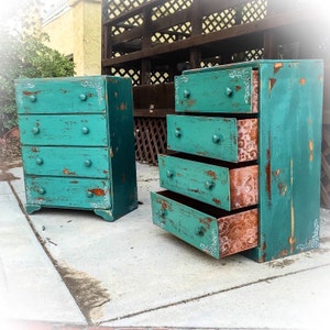 VENDU Ensemble assorti de commode Français campagne, teintes vertes avec accents dangle et détails de dentelle, rustique, commodes de ferme, commodes shabby chic image 1