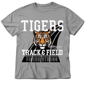Könnte beinhalten: Ein graues T-Shirt mit einem Tiger-Motiv. Der Text "TIGERS" befindet sich über dem Kopf des Tigers, und "TRACK & FIELD" und "FINISH STRONG" darunter. Der Tiger ist orange, schwarz und weiß.