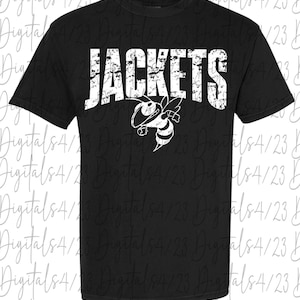 Può includere: T-shirt nero con la scritta "JACKETS" in lettere bianche consumate. Sotto, una mascotte di ape bianca dei cartoni animati. Una classica maglietta girocollo.