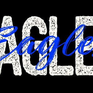 Könnte beinhalten: Das Wort "EAGLES" in einer verwitterten weißen Schrift mit gesprenkelter Textur, überlagert vom Wort "Eagles" in einem leuchtenden blauen Schriftzug. Der Hintergrund ist einfarbig schwarz.