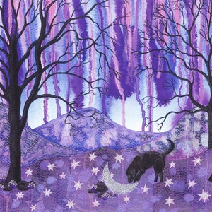 Peut inclure: Un chien noir se tient dans un paysage violet et bleu avec une lune croissante et des étoiles. Les arbres sont nus et le ciel est un dégradé de violet et de bleu.