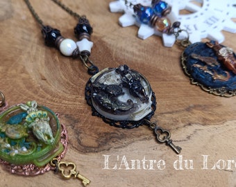 Collier résine Alice in Wonderland "L'heure du lapin"