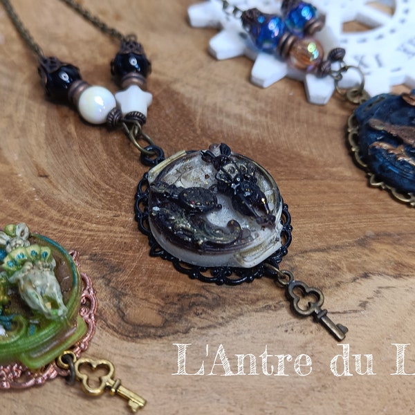 Collier résine Alice in Wonderland "L'heure du lapin"