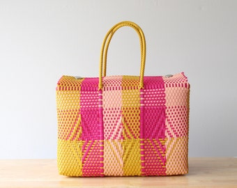 Cesta mexicana tejida a mano en amarillo y rosa de MexiMexi