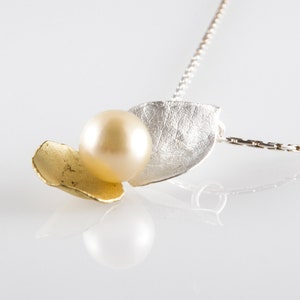18k Gold Oyster Necklace with Pearl