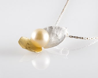 18k Gold Oyster Necklace with Pearl