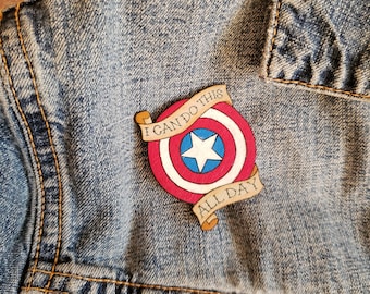 Puede incluir: Una chaqueta vaquera con un parche de escudo de Capitán América rojo, blanco y azul. El parche tiene un rollo con el texto "Puedo hacer esto todo el día".