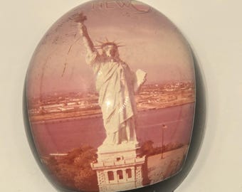 Vintage Oval Statue of Liberty Acrylium Bubble Souvenir Paperweight New York