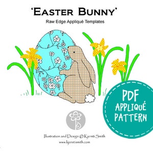 Op de afbeelding: Een PDF-patroon voor een paas konijn applique met een blauw-wit gepatroneerd ei, gele narcissen en de tekst 'Easter Bunny' en 'PDF Applique Pattern'.