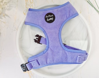 Puede incluir: Arnés para perro de color morado con costillas, con hebillas negras y el texto "Pet Pouch Boutique" sobre un fondo blanco.