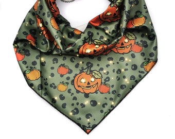 Olivgrön pumpahundbandana - knytbar halsduk - handgjord i Storbritannien (halloween/höst)