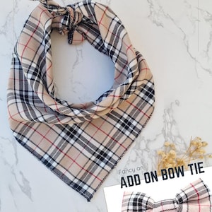 Klasyczna beżowa bandana dla psa w kratę – ręcznie robiona w Wielkiej Brytanii – opcjonalnie muszka do kompletu. Rozmiary XS, S, M, L, XL
