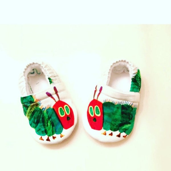 Baby Booties mit Raupen Druck ( Druck kann variieren), Baby Booties, Krippenschuhe, Hungrig Raupen Schuhe