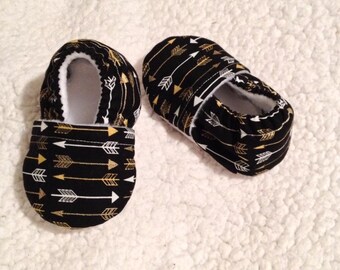 White & Gold arrows in Black Baby Booties (Prints may vary), Baby Moccasins, Baby Booties, Crib shoes, Baby shoes, Baby shower gift