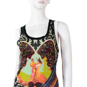 Peut inclure: Débardeur avec une impression vibrante d'un couple dansant, sur fond de feuillage coloré. Le haut présente une bordure noire et un motif décoratif sur les côtés. Le nom de la marque "Christian Lacroix" est imprimé en bas.