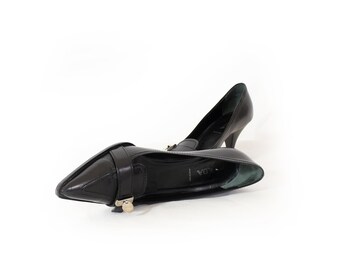 PRADA-Pumps aus schwarzem Glattleder, silberne Metallquaste / Vintage 90er Jahre / 38,5 EU / Prada