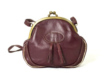 Shoulder bag with shoulder strap, in red bordeaux leather, golden gusset / vintage 70's