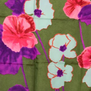Pierre Balmain sidenhalsduk, screentryckta blommor i akvarellstil, icke-upprepande mönster / vintage 80-tal / Pierre Balmain Paris, djupgrön