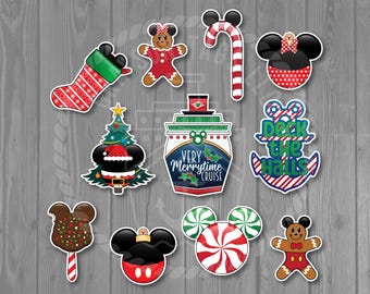 Könnte beinhalten: Eine Sammlung von elf weihnachtlichen Aufklebern mit Mickey-Maus-Ohren, einem Lebkuchenmann, einer Zuckerstange, einem Weihnachtsstrumpf, einem geschmückten Baum, einem Kreuzfahrtschiff mit dem Text Very Merrytime Cruise und einem Anker.