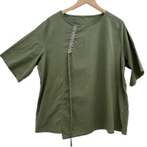 Vintage Khaki Green Pullover Top with Asymmetric Hem and Embroidered Accent