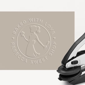 Benutzerdefinierte Embosser, Logo Embosser, Baking Logo Embosser, Logo Stempel, Bakery Logo, Baked with Love Logo, Emboss, Embossed, Girl Baking Logo