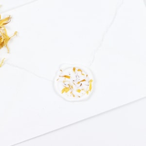 Lot de 10 cachets de cire de fleurs séchées | Sceaux de cire de bleuet jaune | Sceau de cire de pétales séchés | Sceaux de cire pour faire-part de mariage | Sceaux de cire de confettis