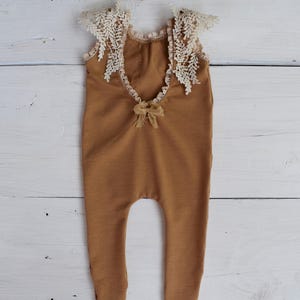 Accesorio para fotos de recién nacidos, mono con pies para recién nacidos, accesorios de fotografía, accesorio para fotografía de recién nacidos, niña recién nacida, atuendo para sesión de fotos de recién nacidos, mono de encaje