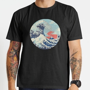 Peut inclure: T-shirt noir avec un graphique circulaire d'une vague bleue et blanche avec un soleil rouge et orange se couchant derrière.