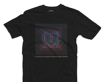 Puede incluir: Camiseta negra con un diseño gráfico de una cara sonriente rosa y azul en un patrón de cuadrícula. El texto "Double Road Semantics | The Chemical Inversion | Beat 2018" está impreso debajo del gráfico.