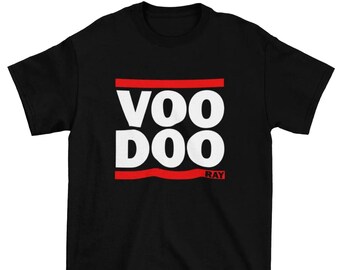 Puede incluir: Camiseta negra con un gráfico blanco del texto "VOO DOO RAY" en un cuadro rojo con una línea roja arriba y abajo del texto.