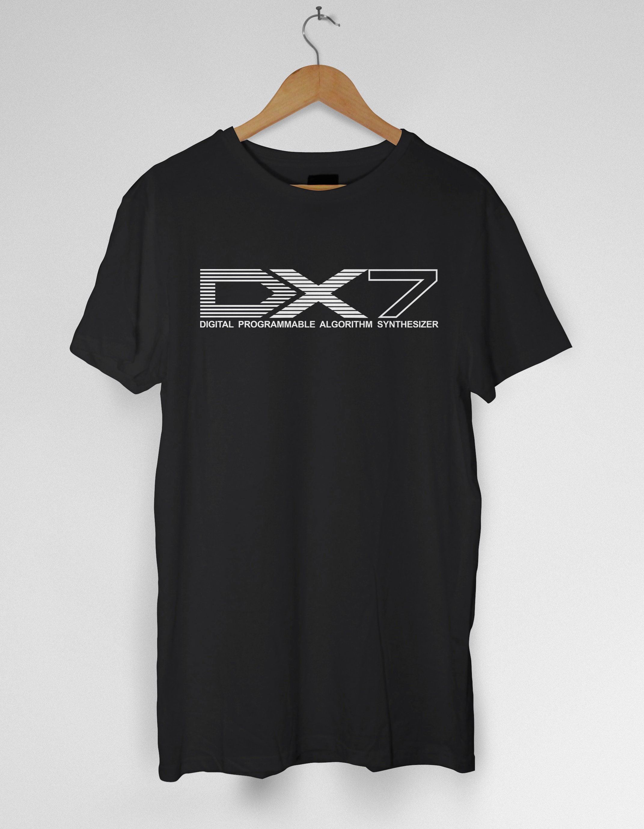 ヤマハ DX7 シンセ T シャツ - シンセサイザー レトロ 1980 年代 ヤマハ DX7 シンセ T シャツ - シンセサイザー レトロ 1980 年代