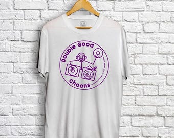 Puede incluir: Camiseta blanca con un gráfico circular morado. El gráfico presenta un DJ de palo con el texto "Double Good Choons" y "Exceptional providers of top tier dance music".