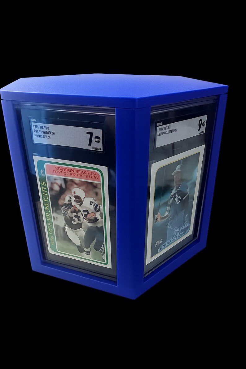 Puede incluir: Una vitrina azul que contiene dos tarjetas deportivas calificadas. Las tarjetas presentan im&aacute;genes de jugadores de f&uacute;tbol americano. La vitrina tiene forma cuadrada y es de color azul liso. Las tarjetas est&aacute;n en protectores.