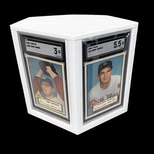 Puede incluir: Vitrina blanca con dos tarjetas de b&eacute;isbol vintage. Una tarjeta est&aacute; calificada con 3.0, la otra con 5.5. Las tarjetas presentan im&aacute;genes de jugadores de b&eacute;isbol con sus uniformes. La vitrina tiene un marco blanco y un fondo negro.