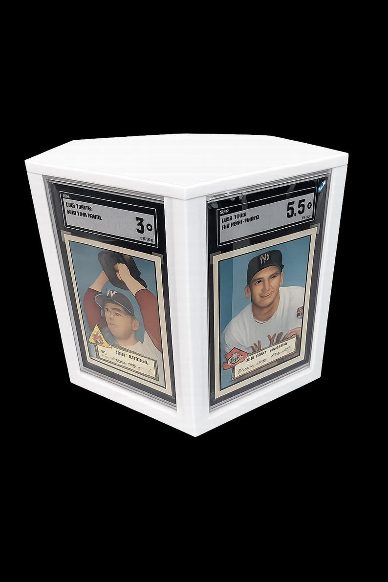 Puede incluir: Vitrina blanca con dos tarjetas de b&eacute;isbol vintage. Una tarjeta est&aacute; calificada con 3.0, la otra con 5.5. Las tarjetas presentan im&aacute;genes de jugadores de b&eacute;isbol con sus uniformes. La vitrina tiene un marco blanco y un fondo negro.