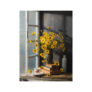 Fiori di campo gialli in un vaso di ceramica d'epoca vicino alla finestra rustica Natura morta Arte murale / Arredamento accogliente per la casa / Arte floreale gialla