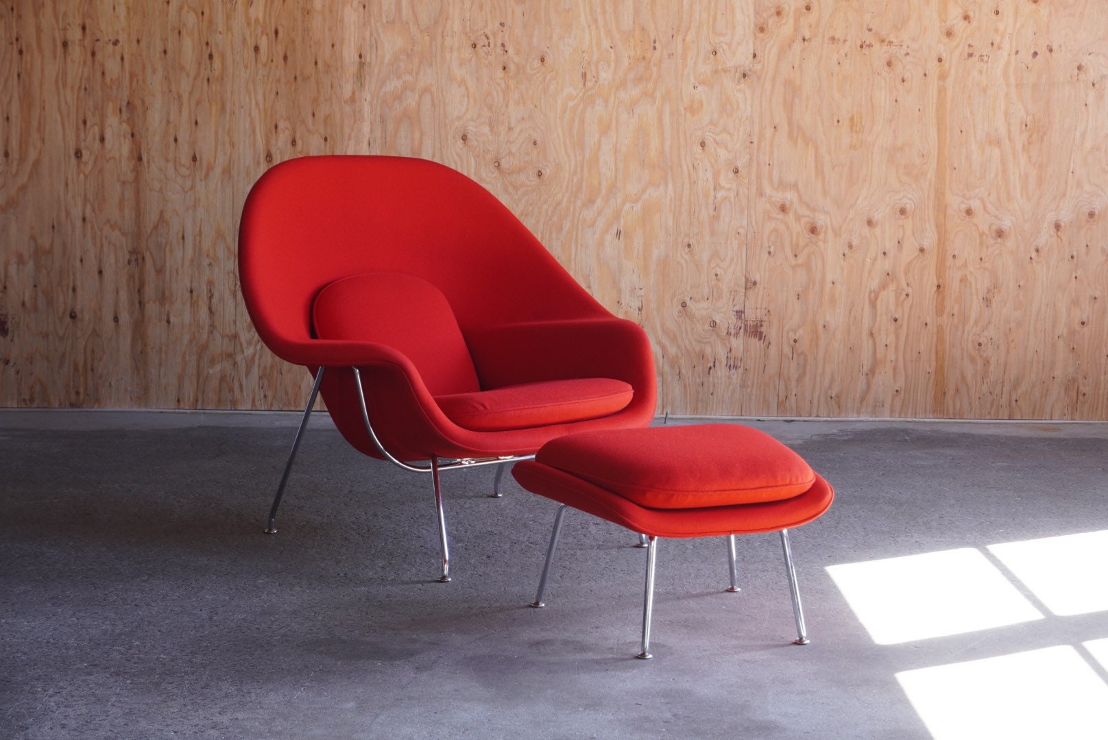 Review and Comparison Guide: Saarinen Womb Chair 