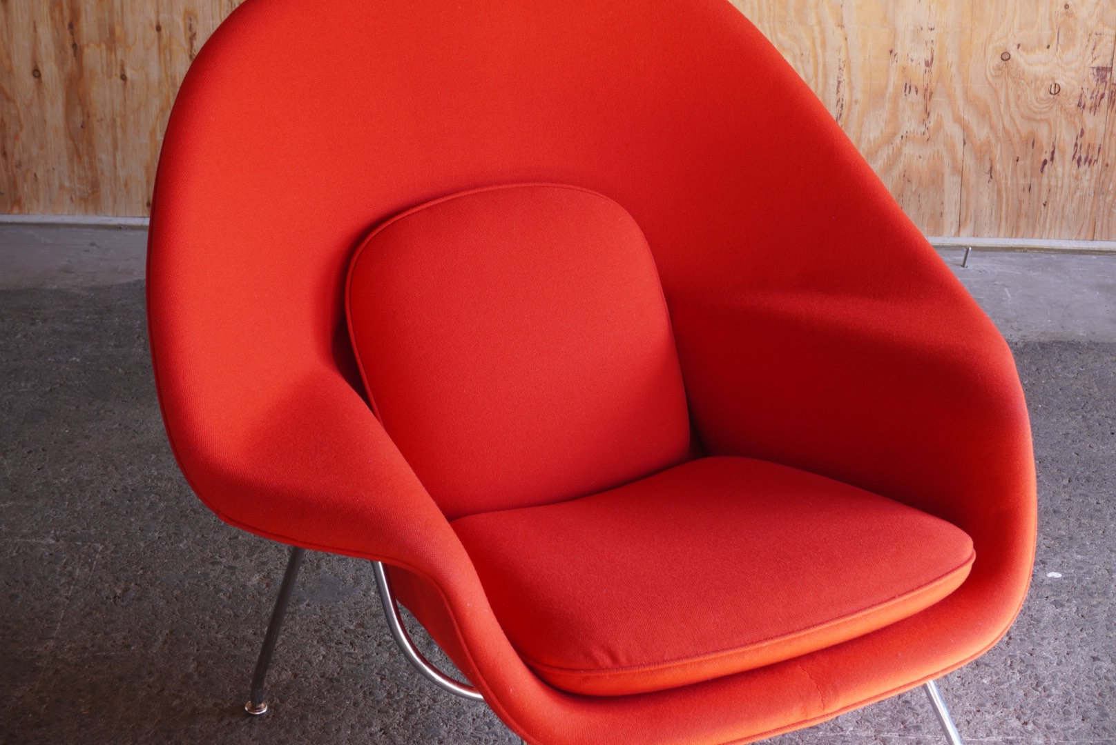 Review and Comparison Guide: Saarinen Womb Chair 